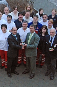 Übergabe von 85 digitalen Meldeempfängern für Ersthelfer.