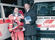 Übergabe einer Notfallausrüstung für First-Responder (Ersthelfer).