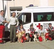 Übergabe von Funkgeräten an das Team der Hundestaffel in Villingen.